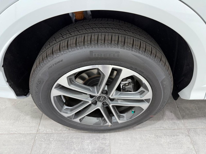 Audi Q5 Vehicle Image 3