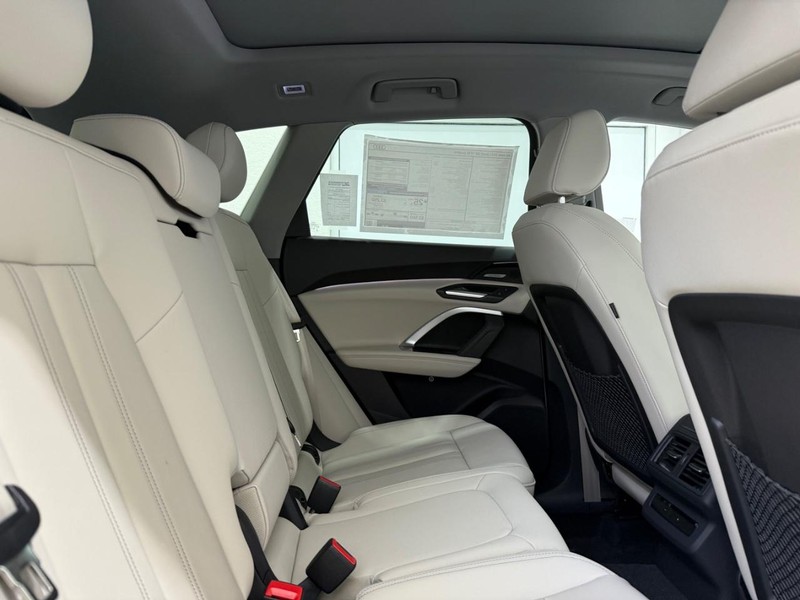 Audi Q5 Vehicle Image 4