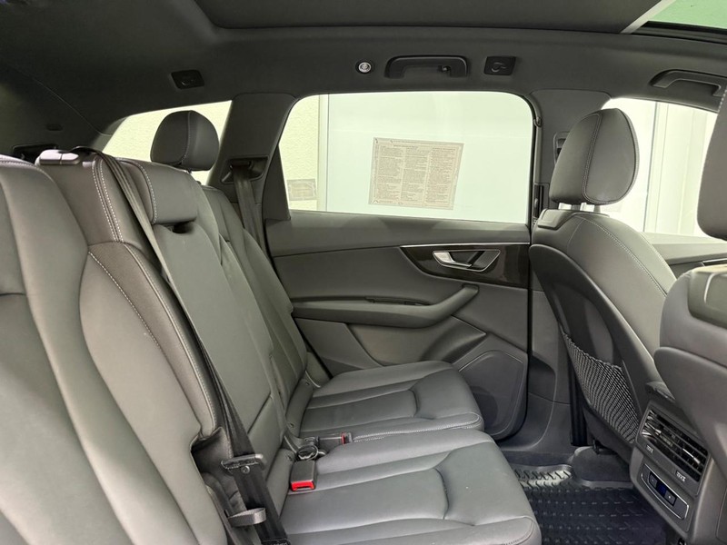 Audi Q7 Vehicle Image 8