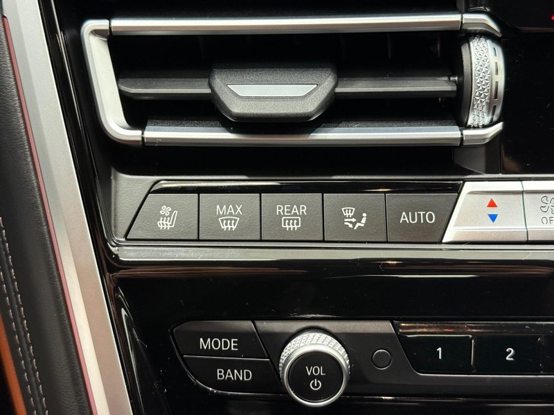 BMW 8 Series Vehicle Image 18