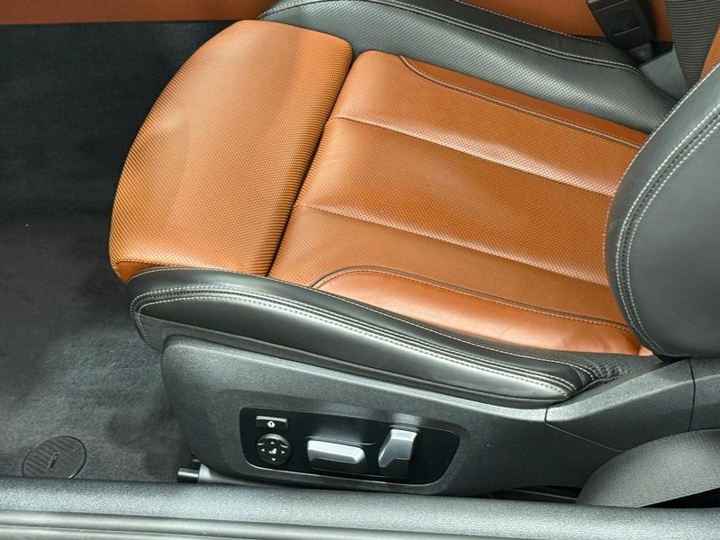 BMW 8 Series Vehicle Image 23