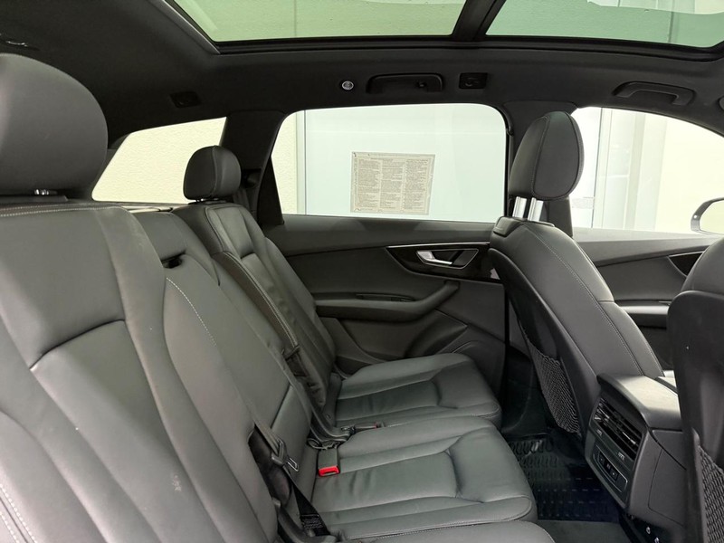 Audi Q7 Vehicle Image 8