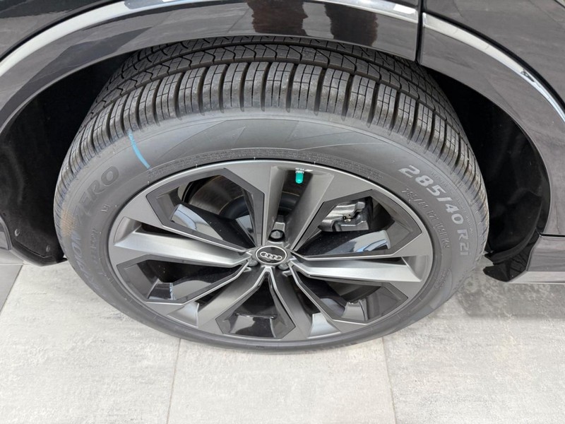 Audi Q7 Vehicle Image 3