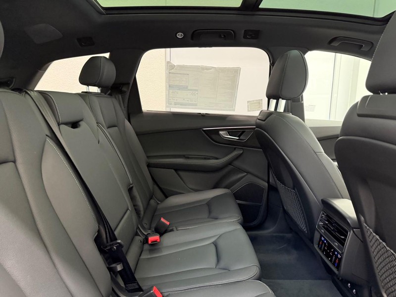 Audi Q7 Vehicle Image 4