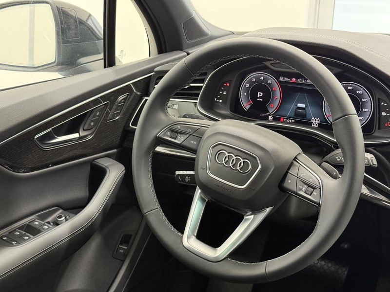 Audi Q7 Vehicle Image 8