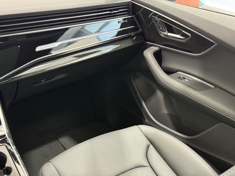 Audi Q7 Vehicle Image 9