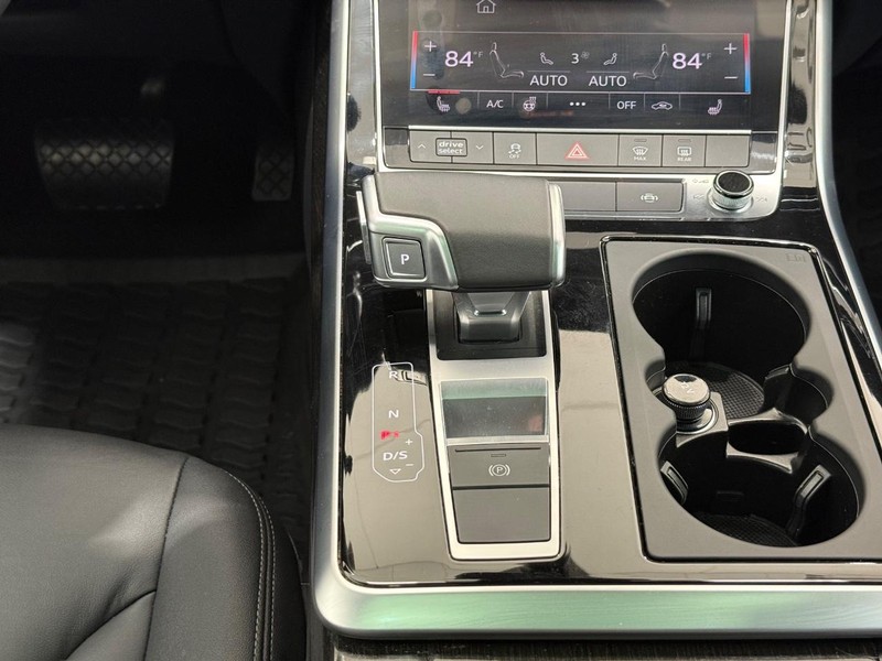 Audi Q8 Vehicle Image 11