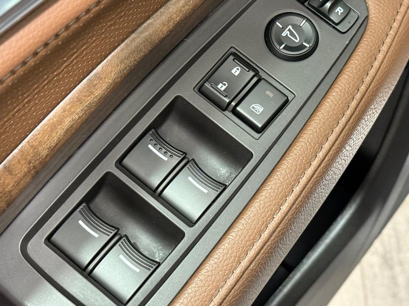 Acura MDX Vehicle Full-screen Gallery Image 20