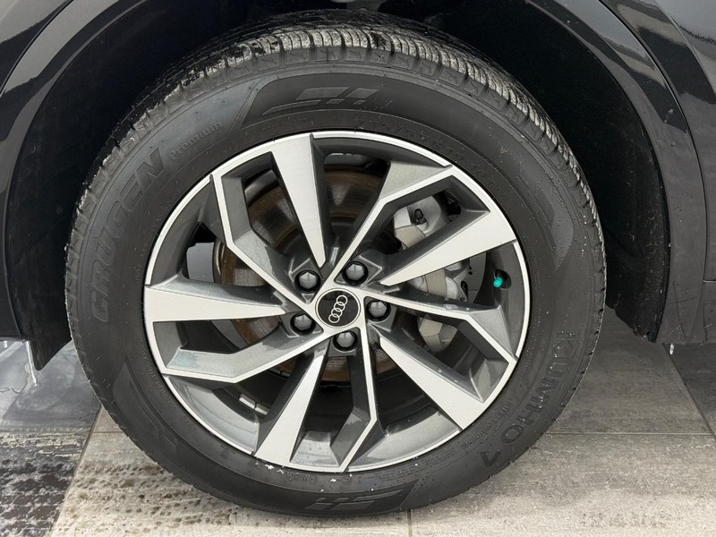 Audi Q5 Vehicle Full-screen Gallery Image 06