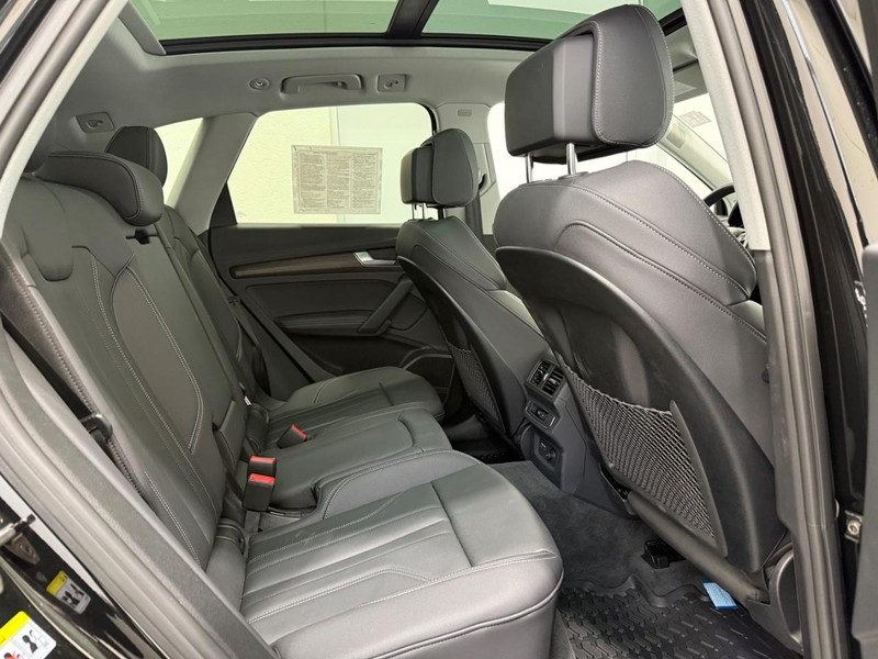 Audi Q5 Vehicle Full-screen Gallery Image 09