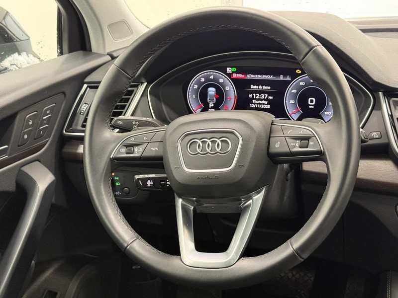 Audi Q5 Vehicle Full-screen Gallery Image 12