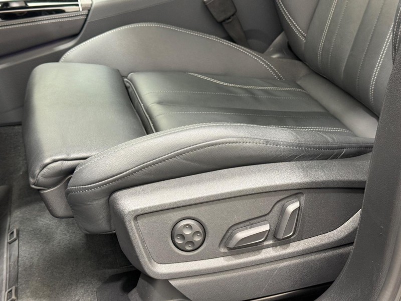 Audi Q5 Vehicle Full-screen Gallery Image 23