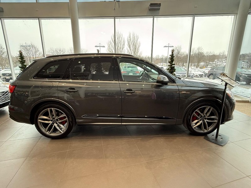 Audi Q7 Vehicle Image 3