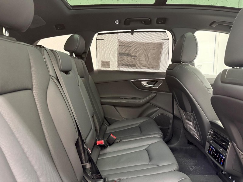 Audi Q7 Vehicle Image 4