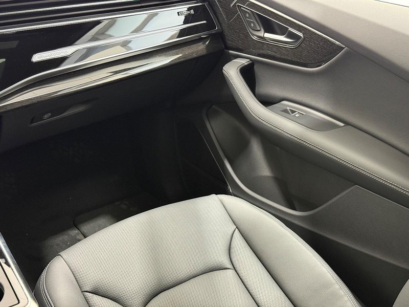 Audi Q7 Vehicle Image 8