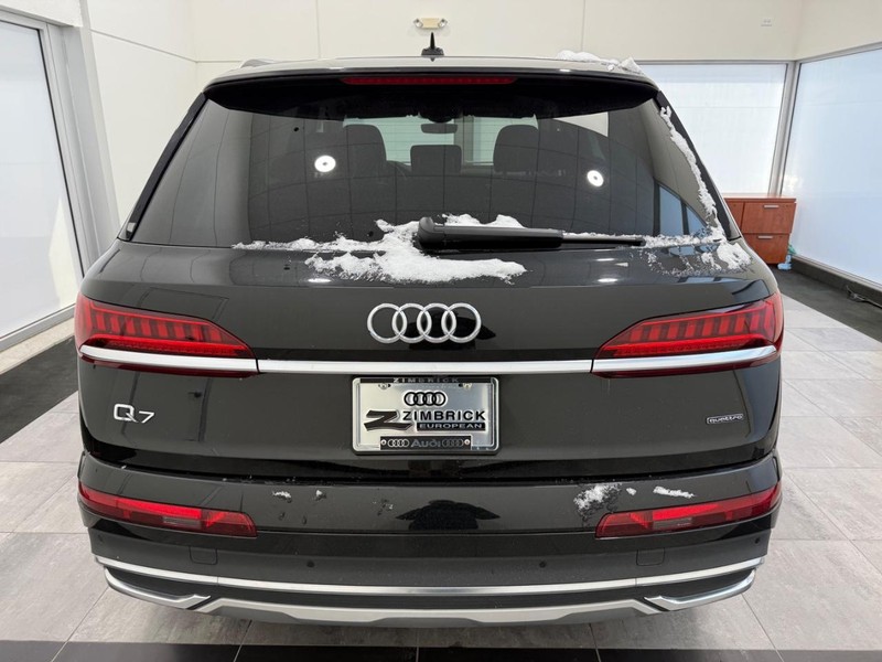 Audi Q7 Vehicle Full-screen Gallery Image 03