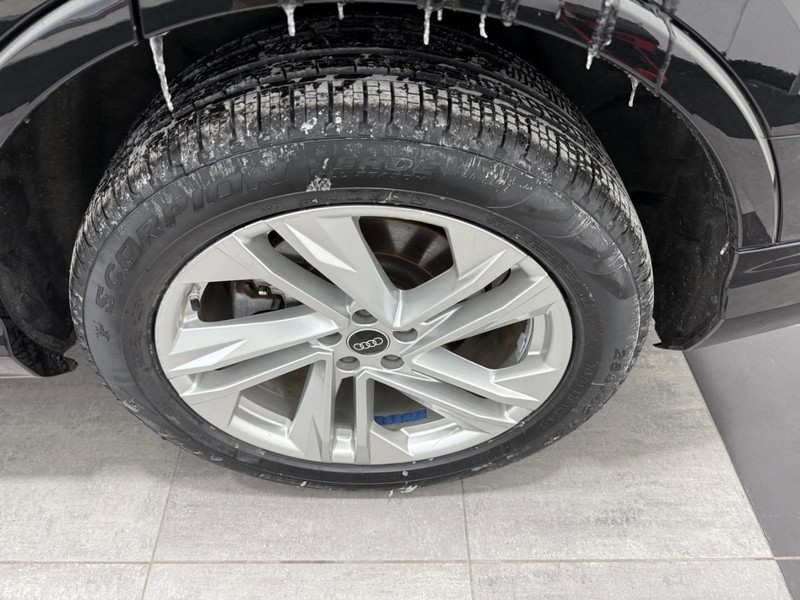 Audi Q7 Vehicle Full-screen Gallery Image 05