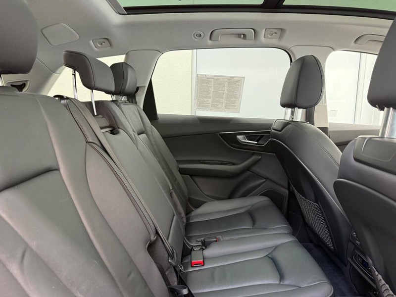 Audi Q7 Vehicle Full-screen Gallery Image 08