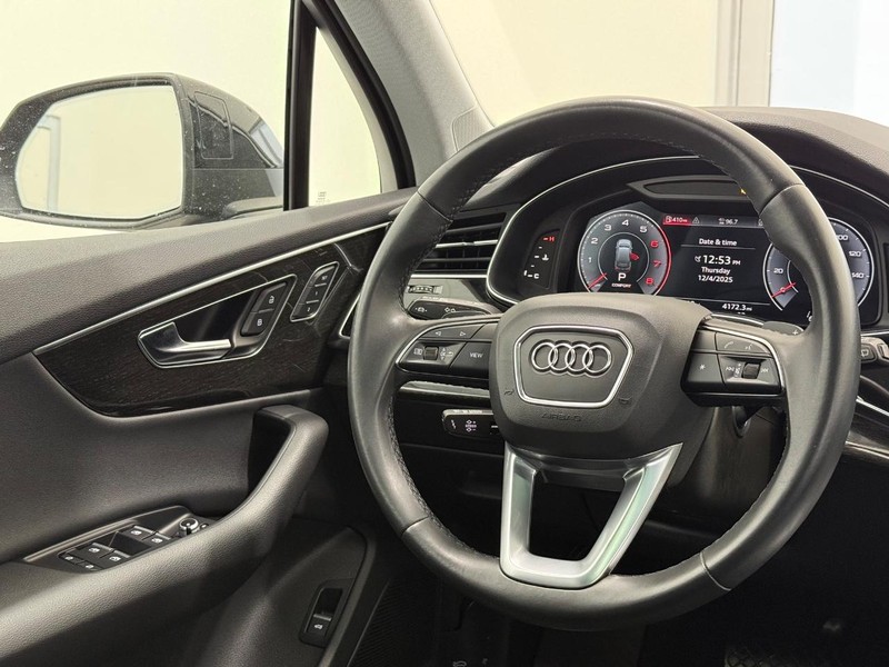 Audi Q7 Vehicle Full-screen Gallery Image 12