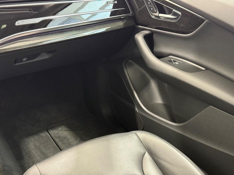 Audi Q7 Vehicle Full-screen Gallery Image 13