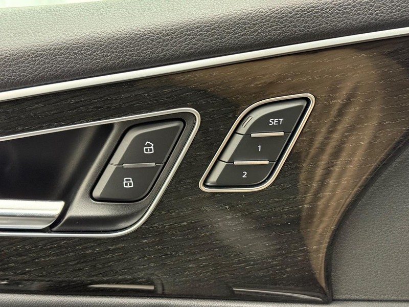 Audi Q7 Vehicle Full-screen Gallery Image 14