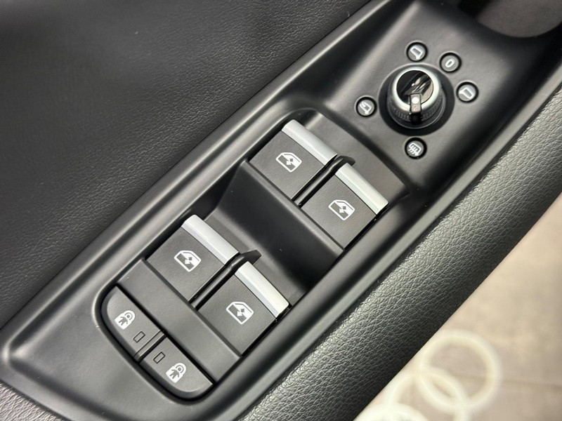 Audi Q7 Vehicle Full-screen Gallery Image 19