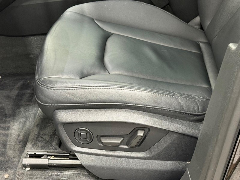 Audi Q7 Vehicle Full-screen Gallery Image 20