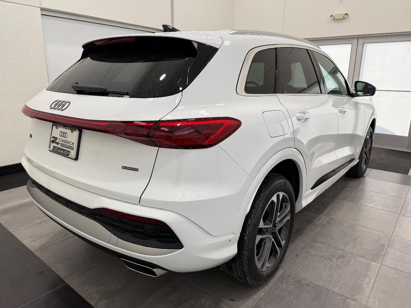 Audi Q5 Vehicle Image 2