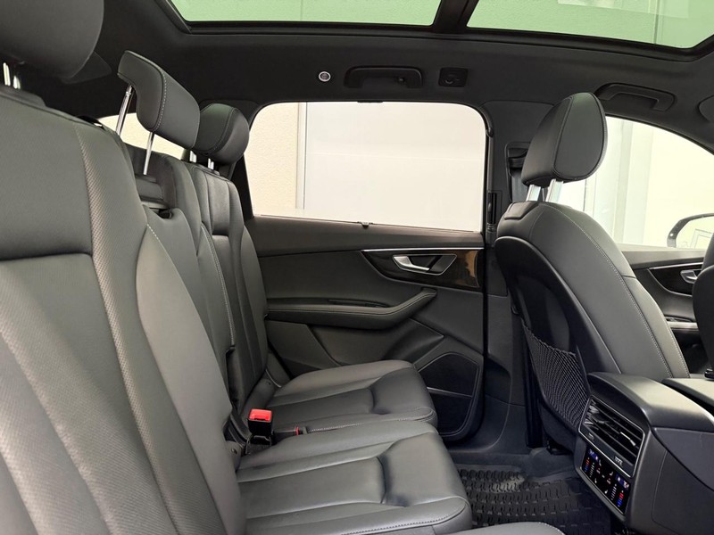 Audi Q7 Vehicle Image 4