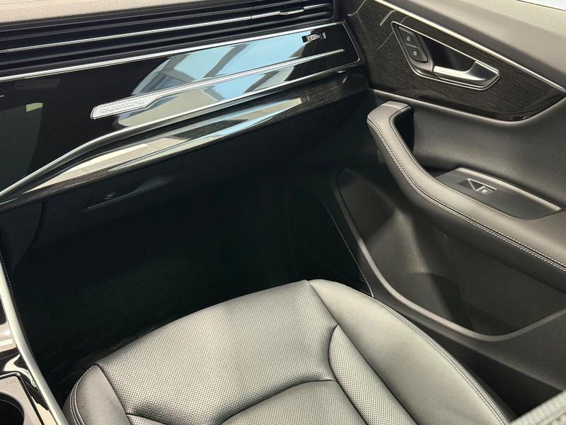 Audi Q7 Vehicle Image 9