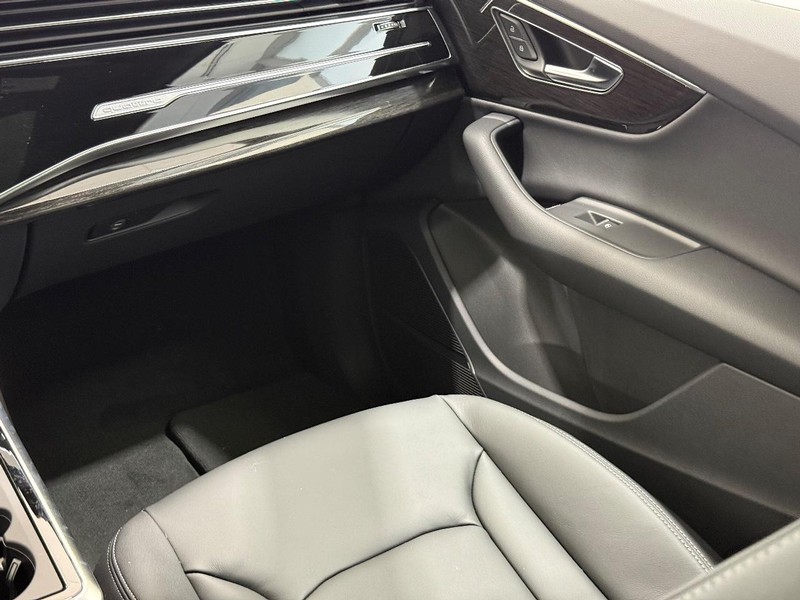 Audi Q7 Vehicle Image 9