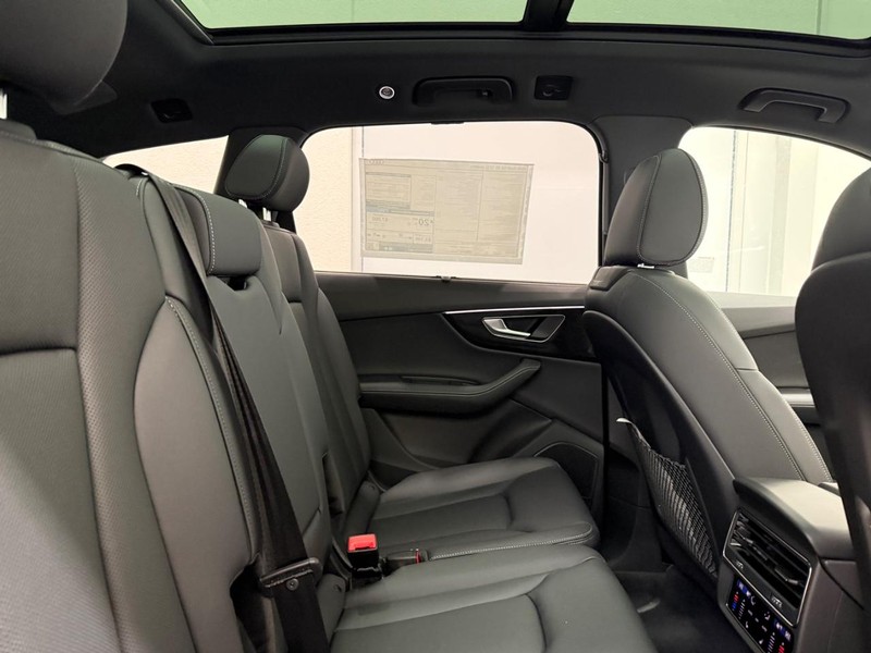 Audi Q7 Vehicle Image 5