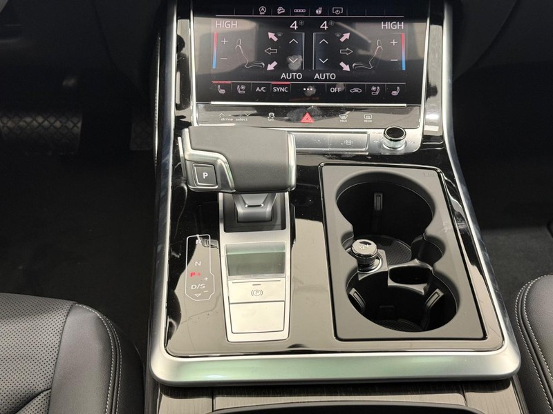 Audi Q7 Vehicle Image 8