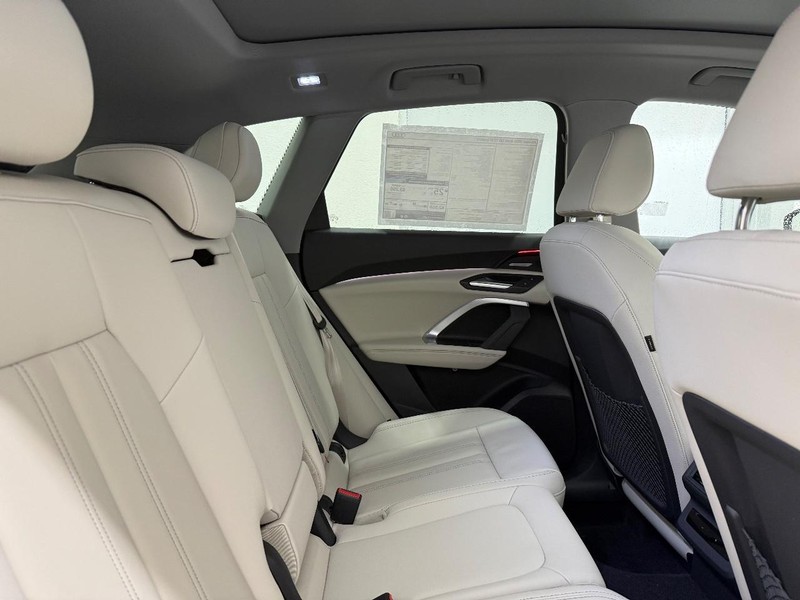 Audi Q5 Vehicle Image 4