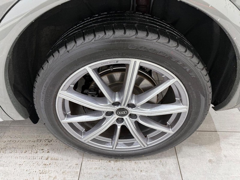 Audi SQ5 Vehicle Image 5