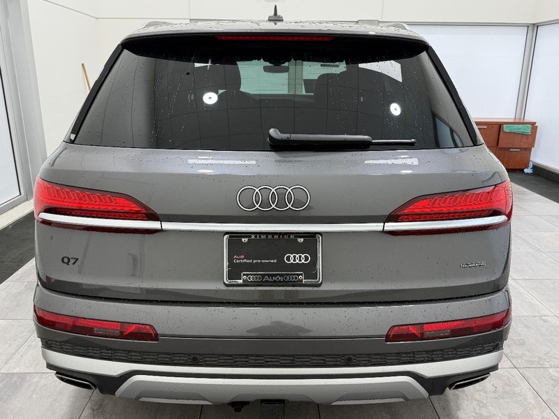 Audi Q7 Vehicle Full-screen Gallery Image 03
