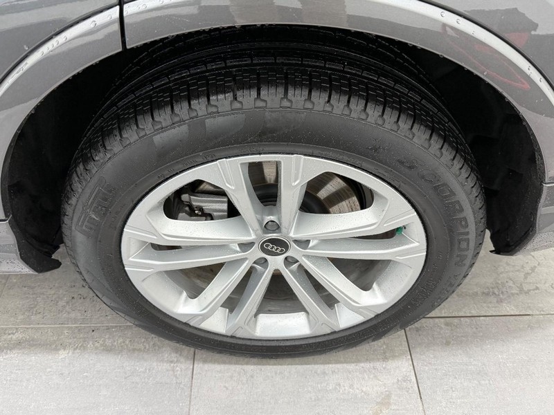 Audi Q7 Vehicle Full-screen Gallery Image 05