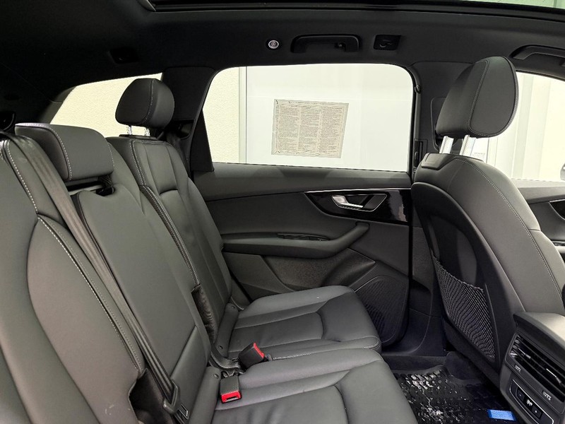 Audi Q7 Vehicle Full-screen Gallery Image 08