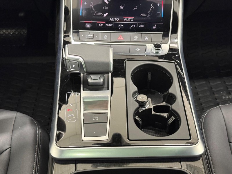 Audi Q7 Vehicle Full-screen Gallery Image 11