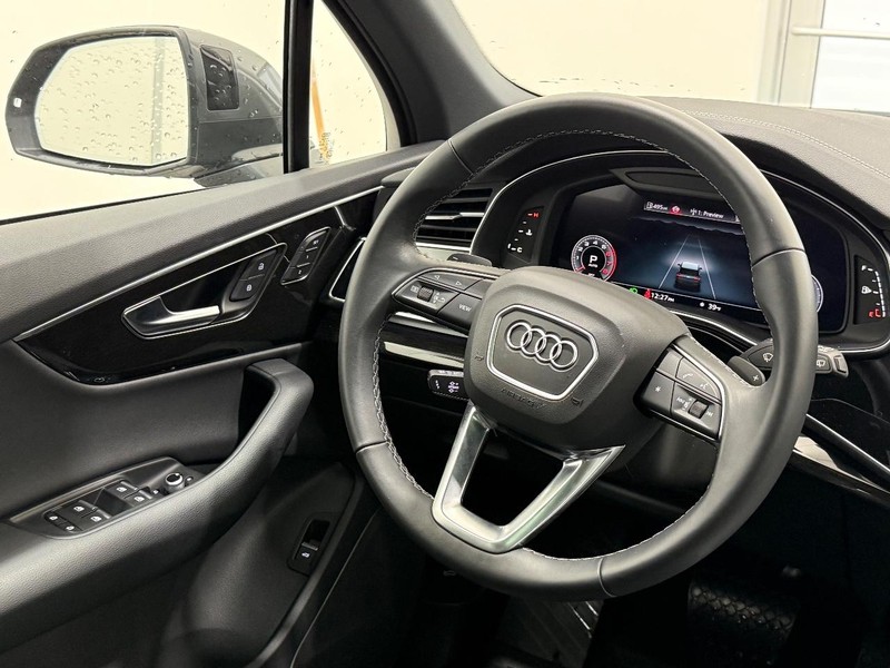 Audi Q7 Vehicle Full-screen Gallery Image 12