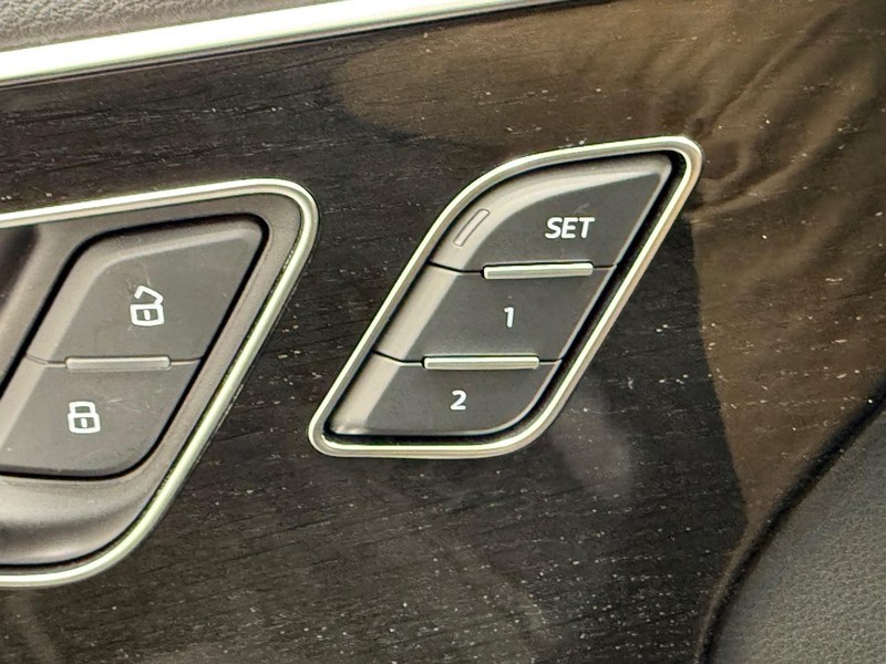 Audi Q7 Vehicle Full-screen Gallery Image 14