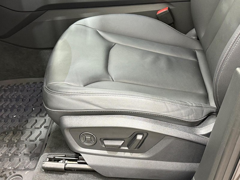 Audi Q7 Vehicle Full-screen Gallery Image 20