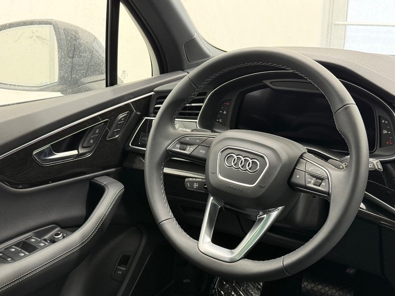 Audi Q7 Vehicle Image 8