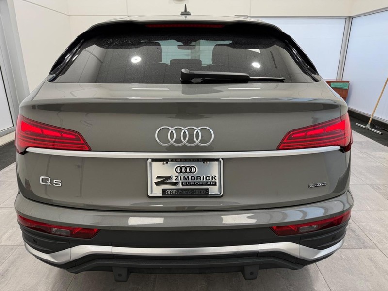 Audi Q5 Sportback Vehicle Full-screen Gallery Image 03