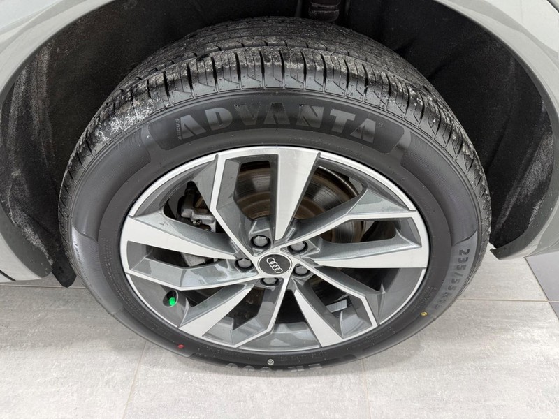 Audi Q5 Sportback Vehicle Full-screen Gallery Image 05