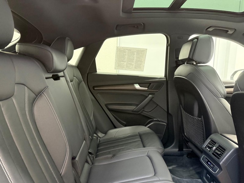 Audi Q5 Sportback Vehicle Full-screen Gallery Image 08