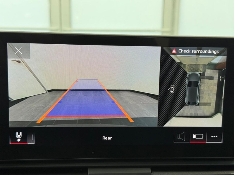 Audi Q5 Sportback Vehicle Full-screen Gallery Image 19