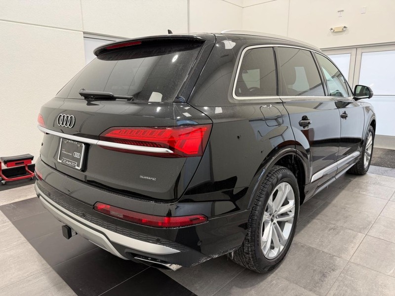 Audi Q7 Vehicle Full-screen Gallery Image 02