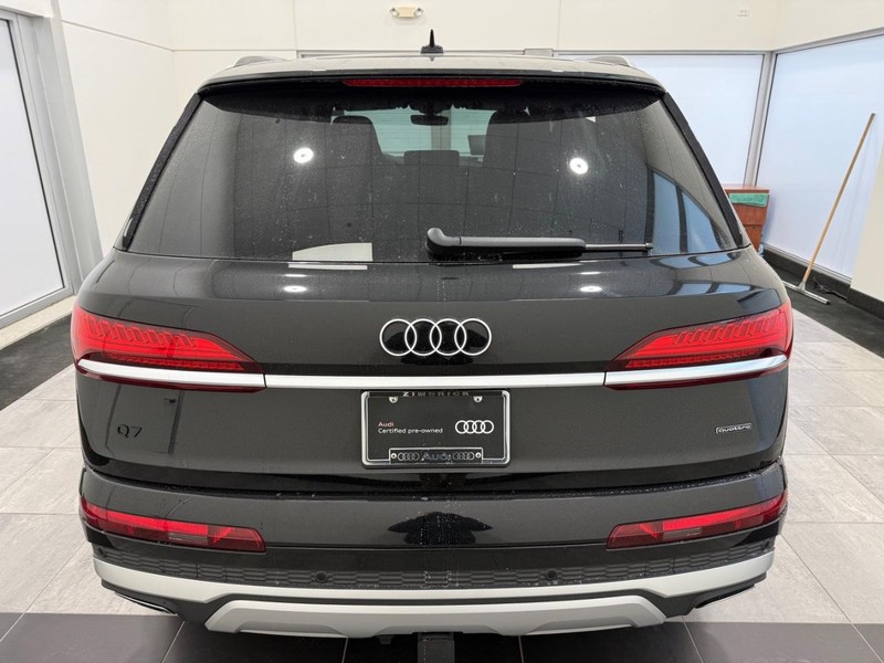 Audi Q7 Vehicle Full-screen Gallery Image 03