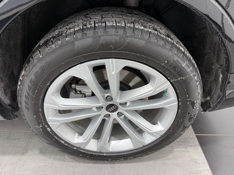 Audi Q7 Vehicle Full-screen Gallery Image 05